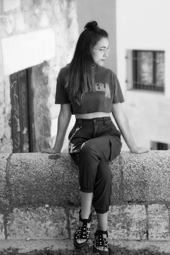 Chica sentada de lado